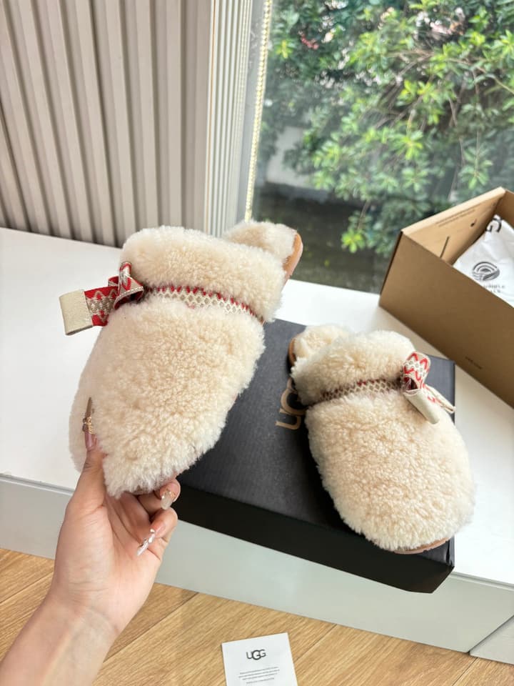 UGG Autumn/Winter Wool Slippers in Creamy White