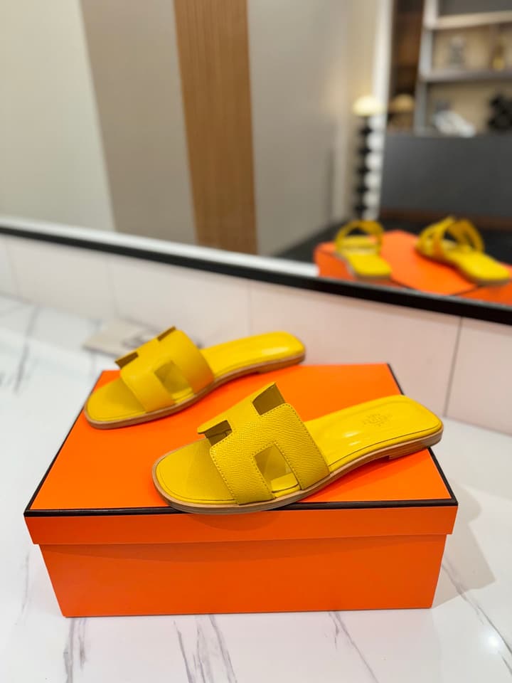 Hermès Classic H Palm Grain Leather Sandals in Black