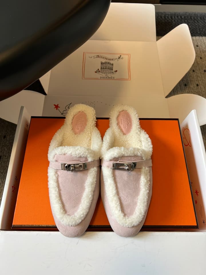 Hermès Leather Mules – 25FW in Black With White Fur