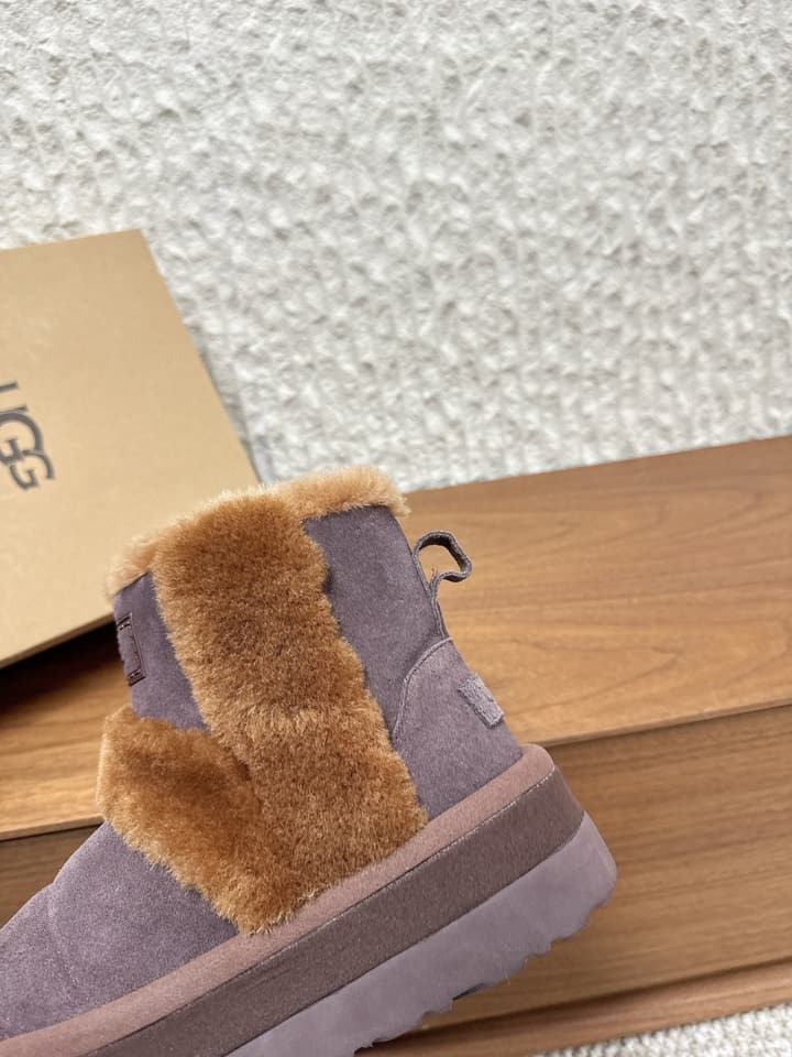 UGG Closed-Toe Fur-Lined Slippers – Autumn/Winter Collection in Black