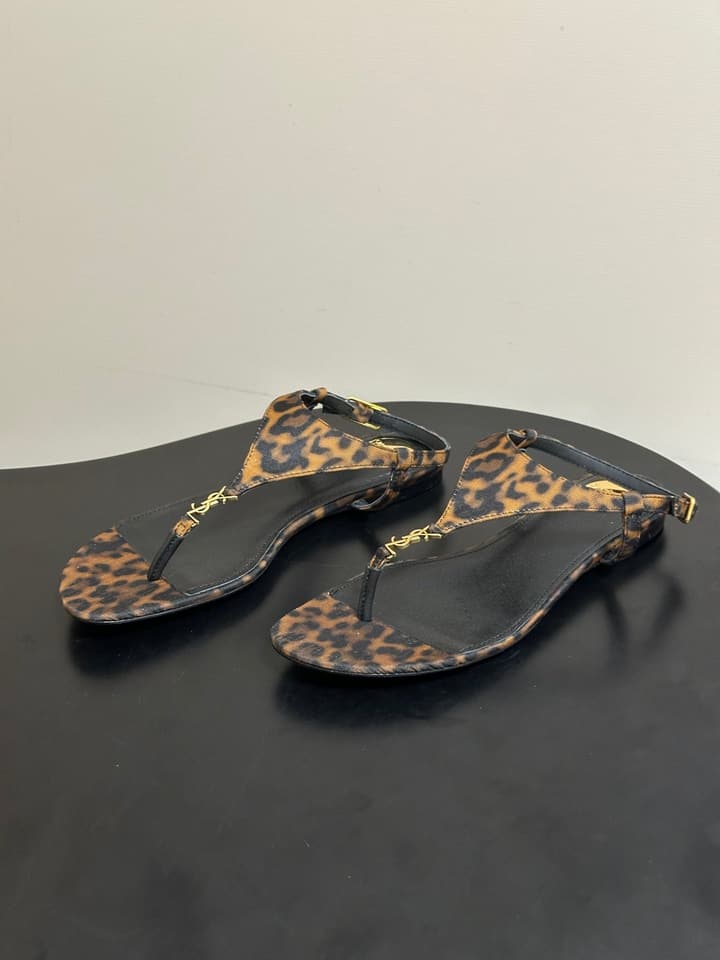 Saint Laurent Classic YSL Logo Flat Sandals – Spring/Summer Collection – 26S in Black