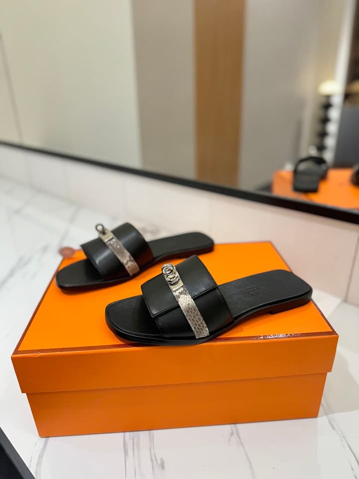 Hermès Classic Timeless Leather Sandals in Black