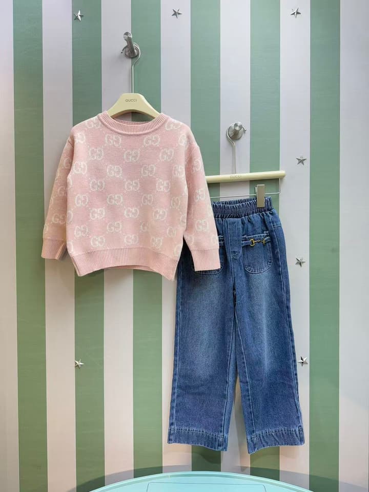 Gucci Kids Knit Sweater and Washed Denim Set – Spring/Summer Collection – 2025SS in Pink Sweater And Washed Blue Denim Set
