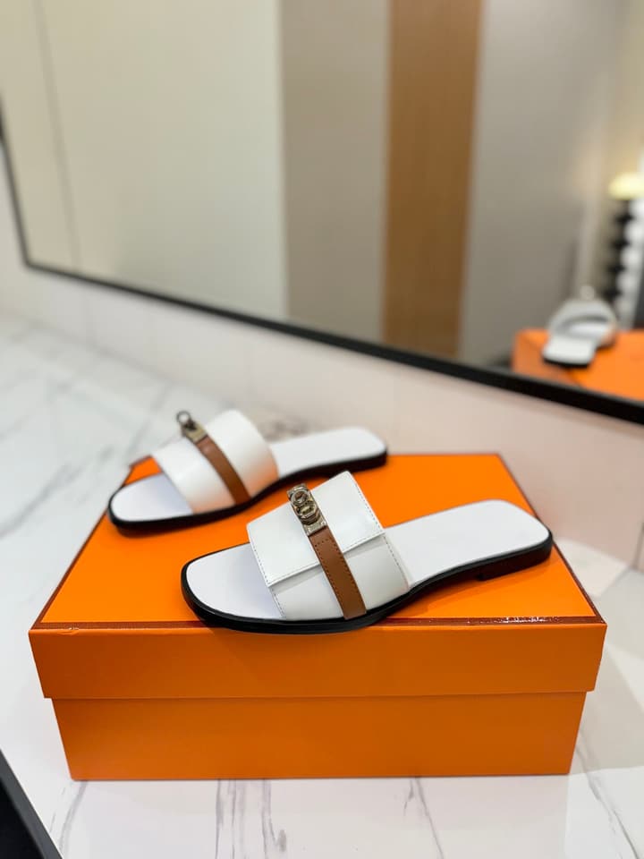 Hermès Classic Timeless Leather Sandals in Black