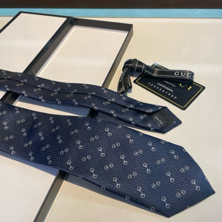 Gucci Men's Jacquard Silk Tie in Black Gg Pattern