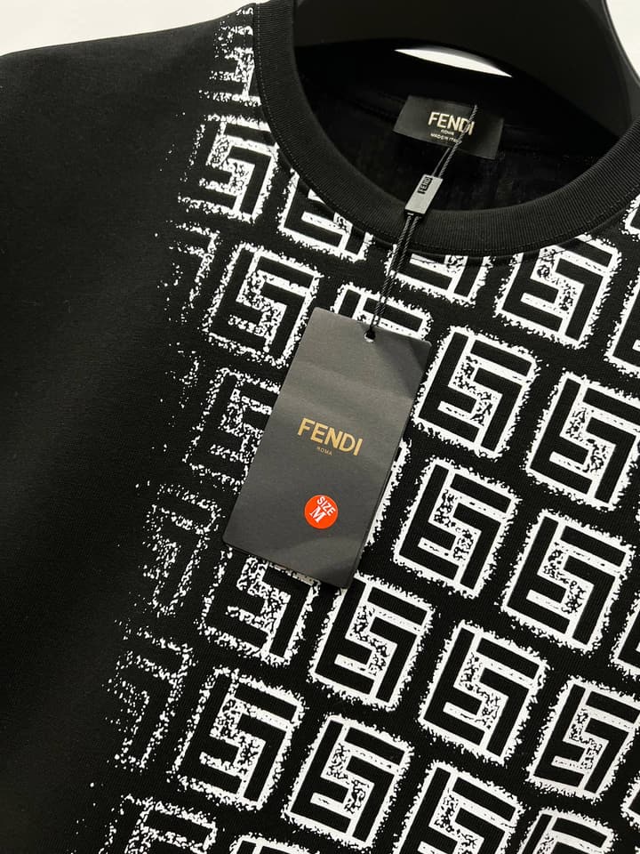 Fendi Gradient Logo Round Neck T-Shirt – 2025SS Collection in Black