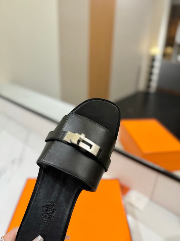 Hermès Classic Timeless Leather Sandals in Black