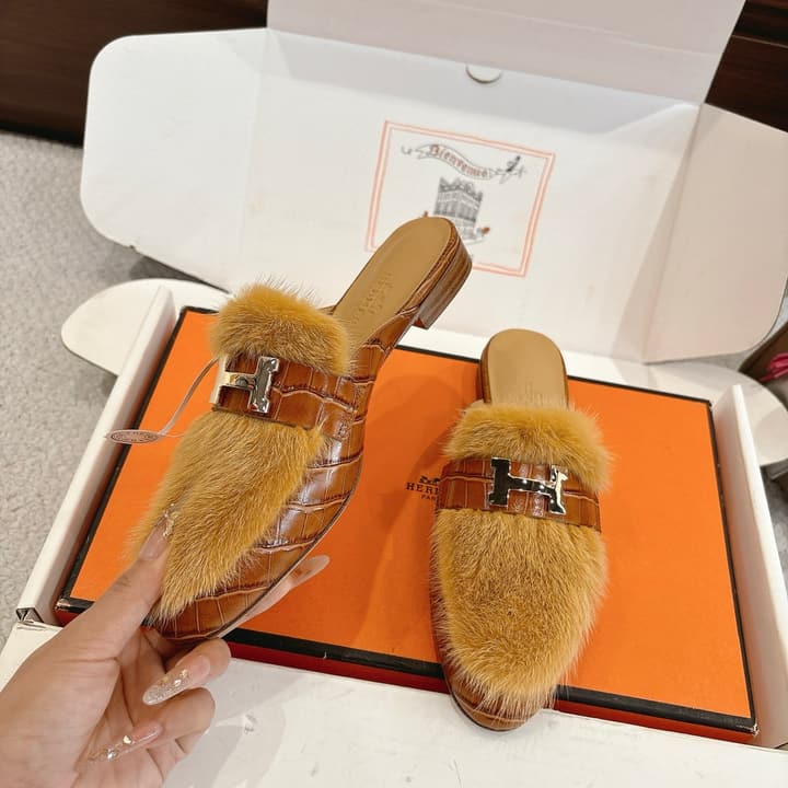 Hermès Mink Suede Loafers & Mules – Autumn/Winter Collection in Black Fur With Gold H