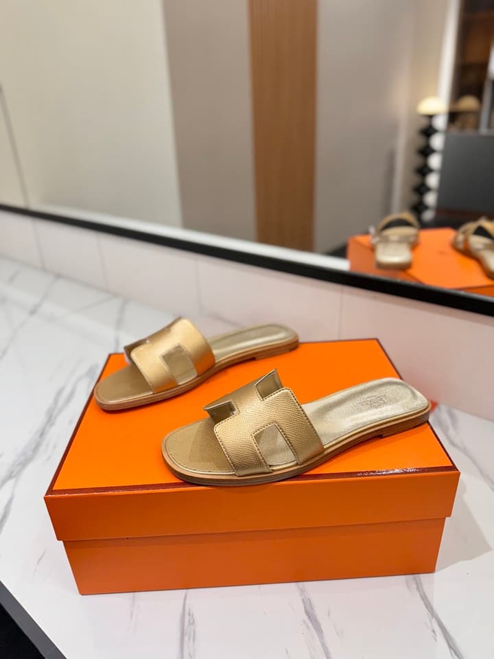 Hermès Classic H Palm Grain Leather Sandals in Black