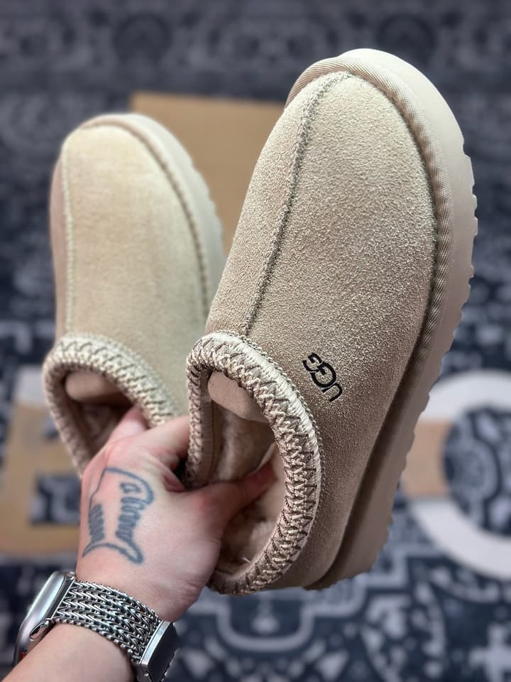 UGG Tazz Platform Snow Boots in Light Beige Suede