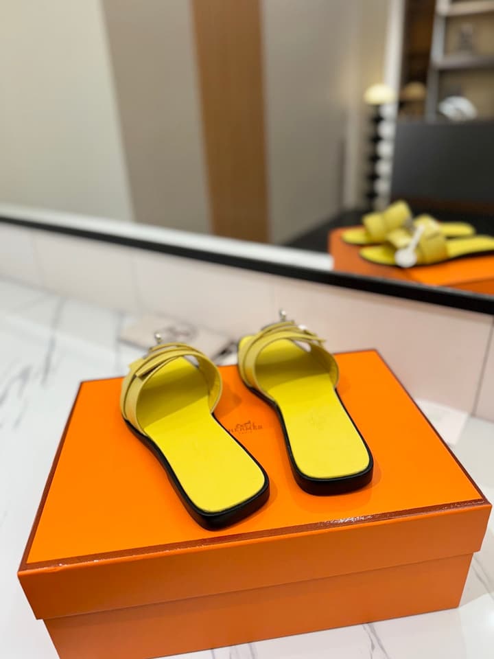 Hermès Classic Timeless Leather Sandals in Black