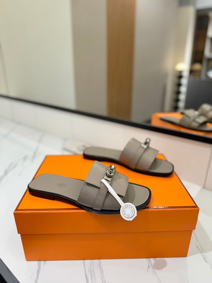 Hermès Classic Timeless Leather Sandals in Black