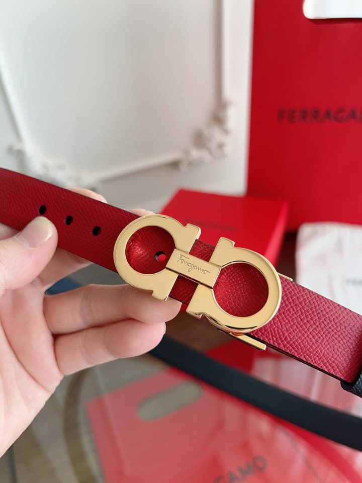 Ferragamo Women's Reversible Leather Belt in Black With Silver Buckle