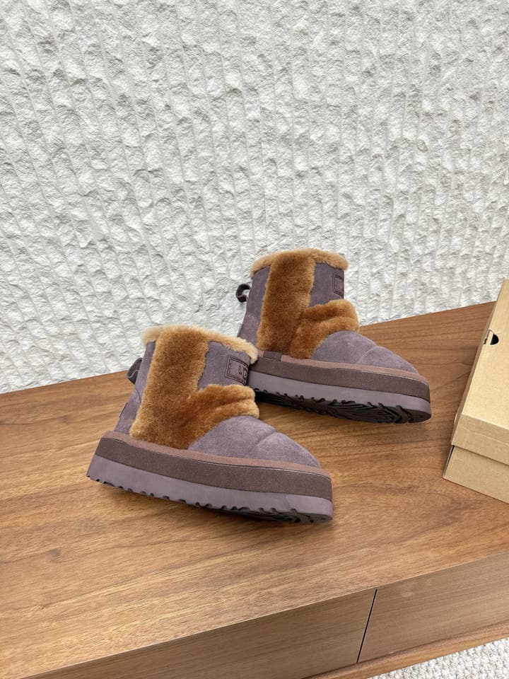 UGG Closed-Toe Fur-Lined Slippers – Autumn/Winter Collection in Black