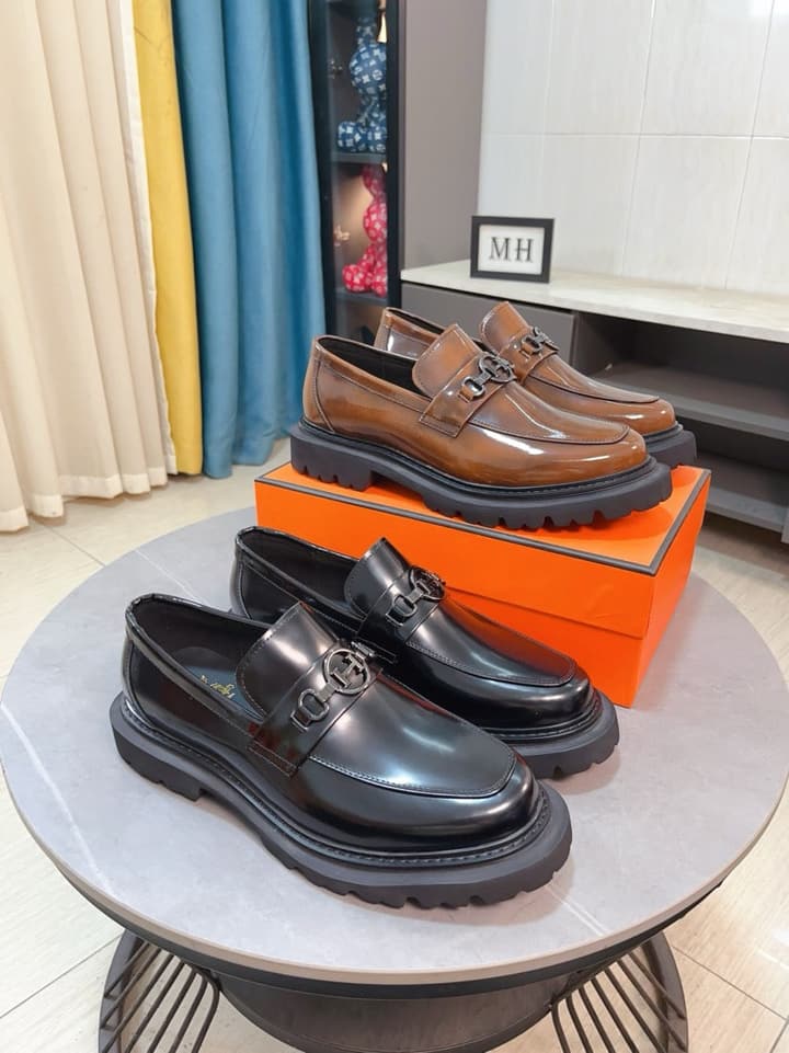 Hermès Business Leather Loafers in Black Loafers Foreground