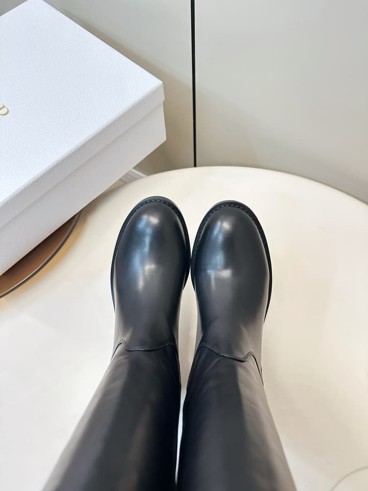 Dior Chain-Embellished Leather Riding Boots – 26FW