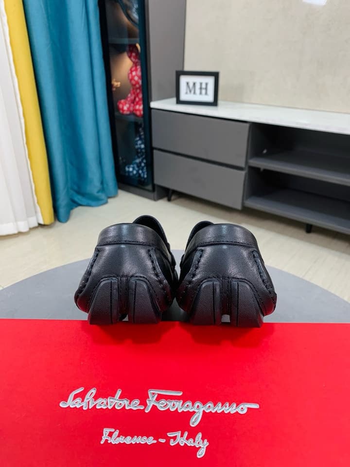 Ferragamo Pebbled Leather Driving Shoes in Black Leather, Black Lining