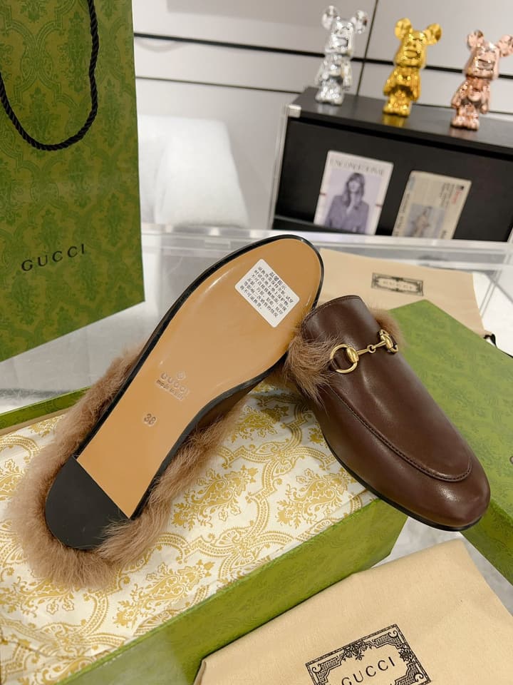 Gucci Toscana Wool Loafers – Autumn/Winter Must-Have in Black Leather With Tan Fur
