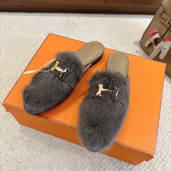Hermès Mink Suede Loafers & Mules – Autumn/Winter Collection in Black Fur With Gold H