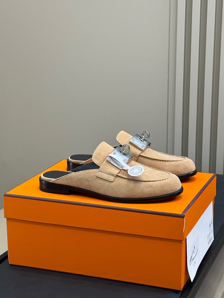 Hermes Kelly Wide Buckle Mules – 2025 Collection in Black