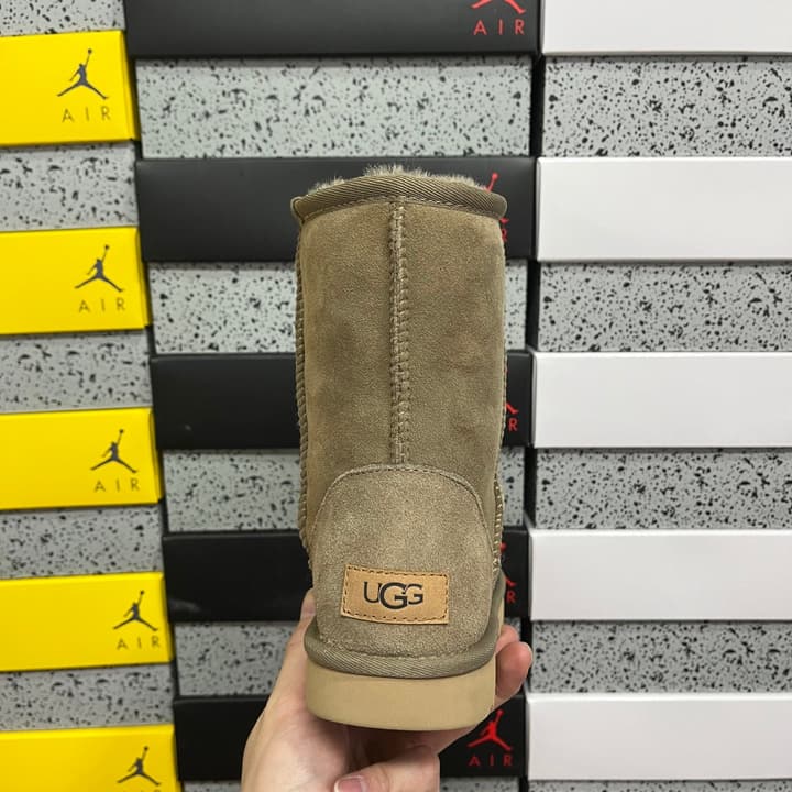 UGG Thick-Soled Low-Cut Fur-Lined Snow Boots in All Black Mini