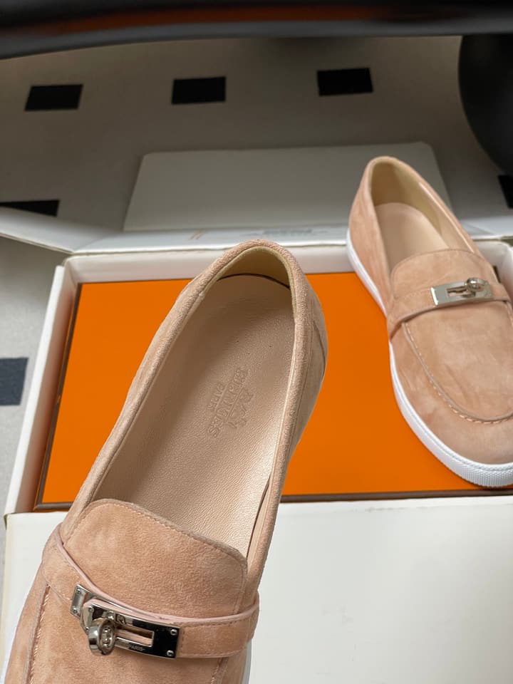 Hermès Mind Suede Kelly Buckle Loafers – 26S Spring/Summer Collection in Beige Suede