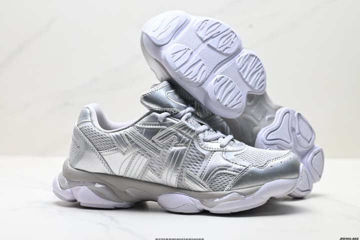 Onitsuka Tiger ULTI RS TIGRUN Low-Top Sneakers in Metallic Silver And White