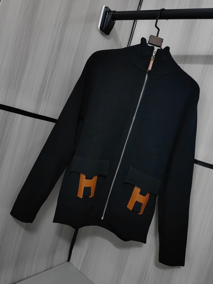 Hermès Unisex Wool-Blend Knit Cardigan – Autumn/Winter in Black With Orange H Pockets