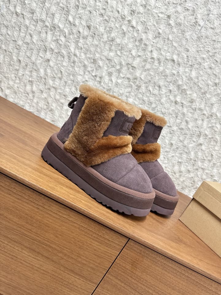 UGG Closed-Toe Fur-Lined Slippers – Autumn/Winter Collection in Black