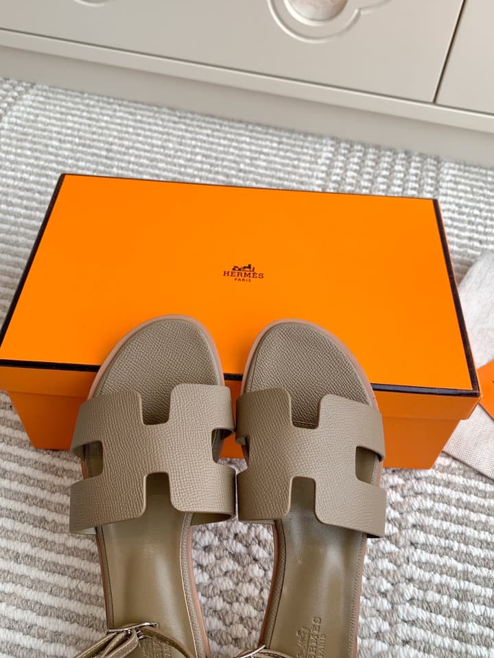 Hermès Santorini Classic H Flat Sandals in Taupe