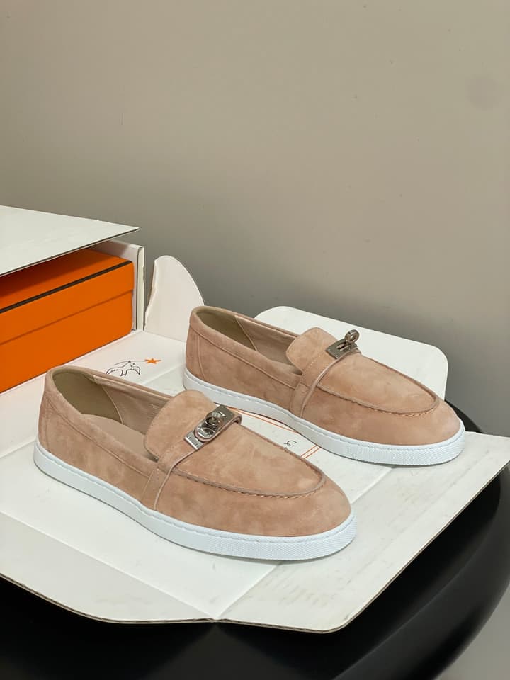 Hermès Mind Suede Kelly Buckle Loafers – 26S Spring/Summer Collection in Beige Suede