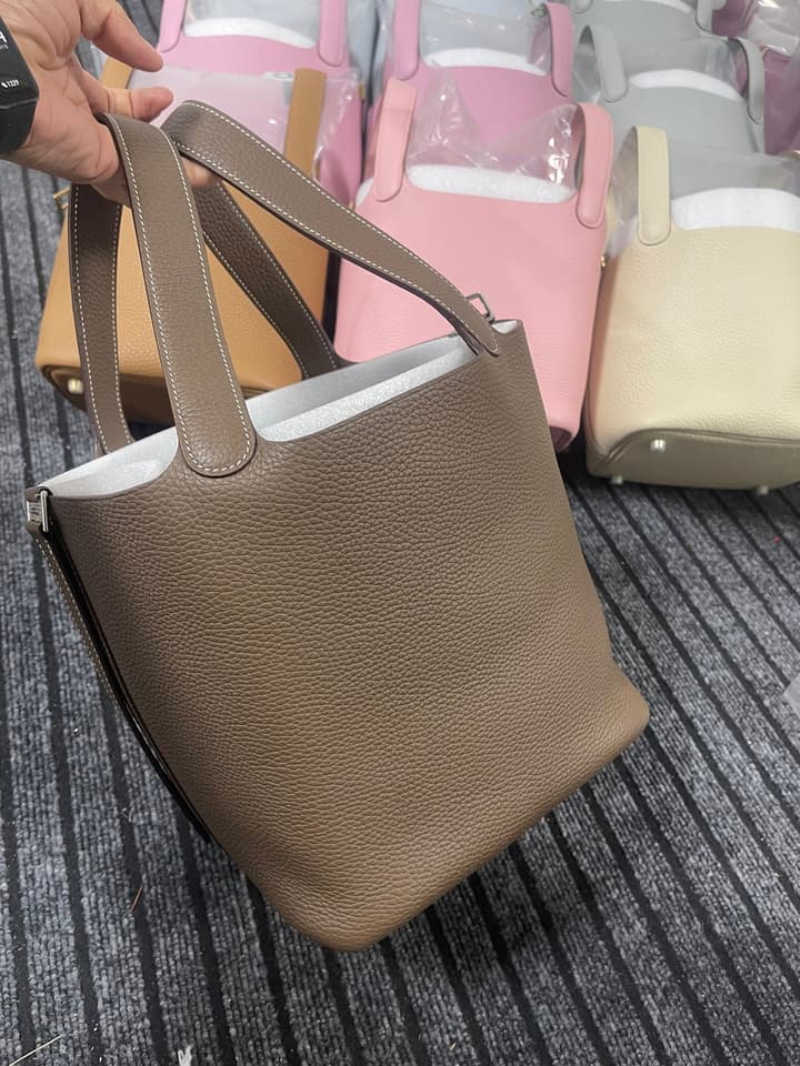 Hermès Picotin 22 Bag in Elephant Grey with Gold Hardware