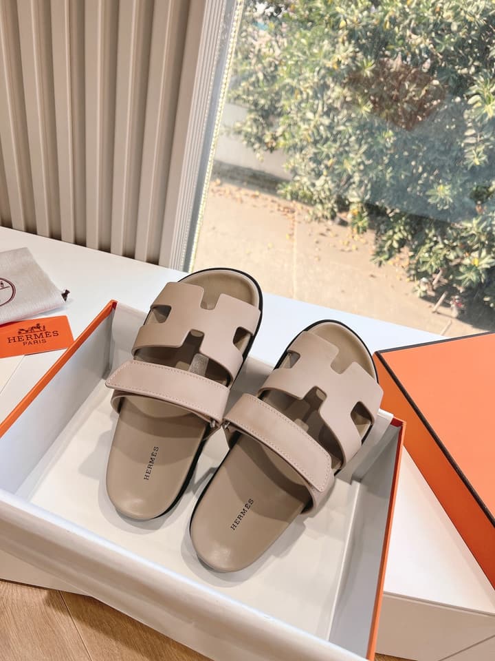 Hermès Pig Nose Thong Sandals – 2024 Spring/Summer Collection in Black