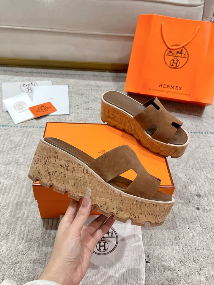Hermès Wedge Sandals – 2024 Spring/Summer Collection in Bright Red Suede