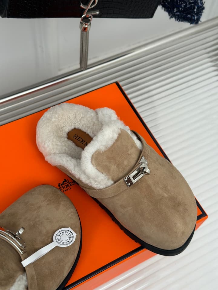 Hermès Kelly Buckle Furry Slippers – Autumn/Winter Collection in Black Suede With White Fur