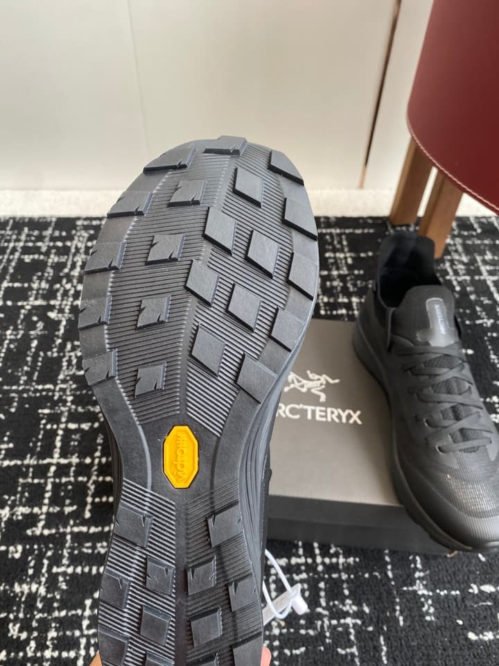 Arc'teryx Konseal Lt Hiking Shoes in All White