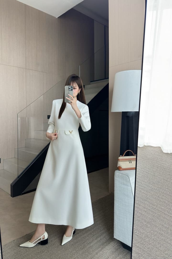 Valentino Acetate Pocket Maxi Dress – 2025 New Arrival in Classic White