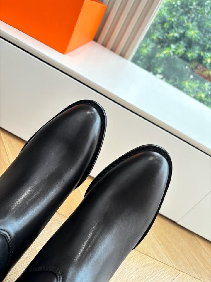 Hermès Classic Knee-High Boots – 2025FW in Assorted Buckle Riding Boots Display
