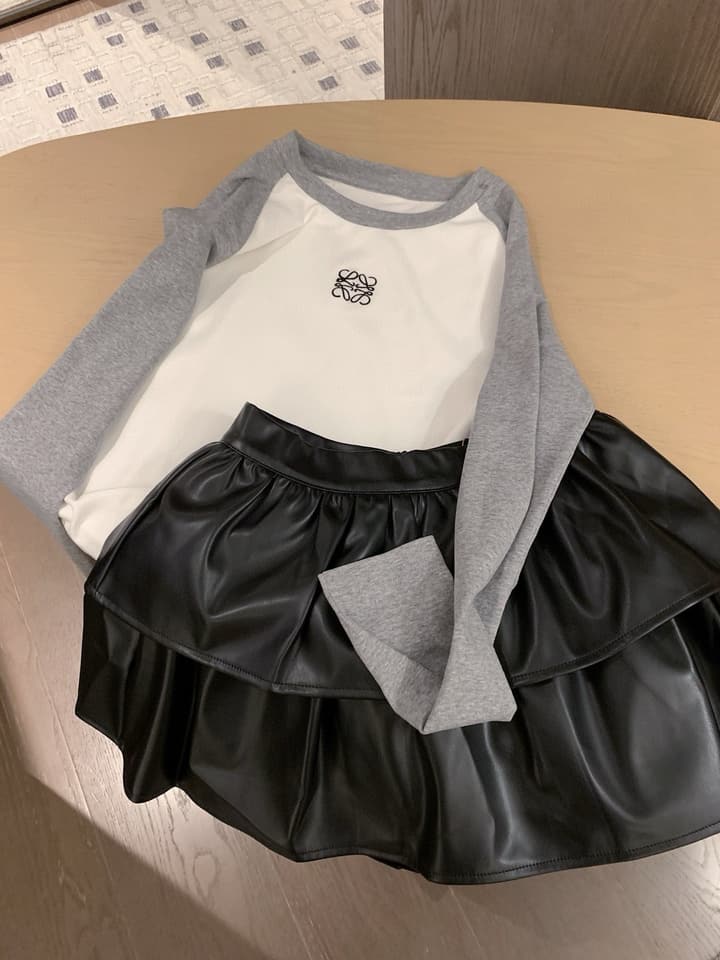Loewe Classic Logo Embroidered Color-block Crewneck Sweatshirt in Black