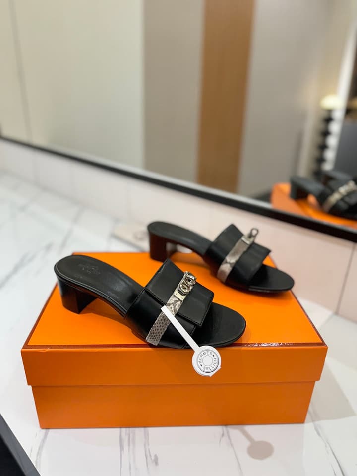Hermès Classic Smooth Cowhide Heeled Sandals in Beige