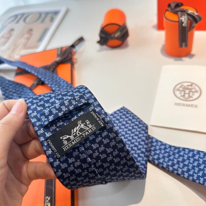 Hermès Animal Series Men's Silk Tie in Blue With Pink Pattern
