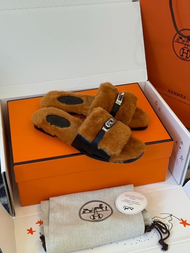 Hermès Kelly Buckle Fur Slippers – 25FW in Cognac Two-tone Plush