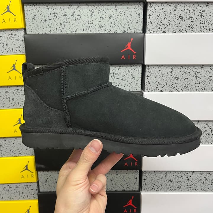 UGG Thick-Soled Low-Cut Fur-Lined Snow Boots in All Black Mini
