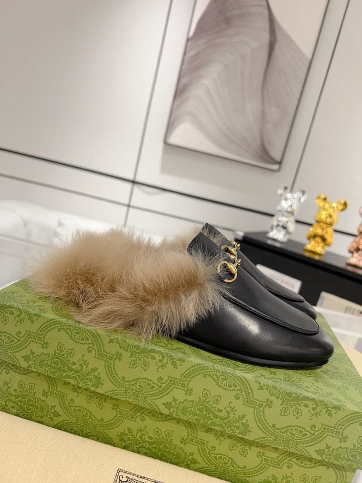 Gucci Toscana Wool Loafers – Autumn/Winter Must-Have in Black Leather With Tan Fur