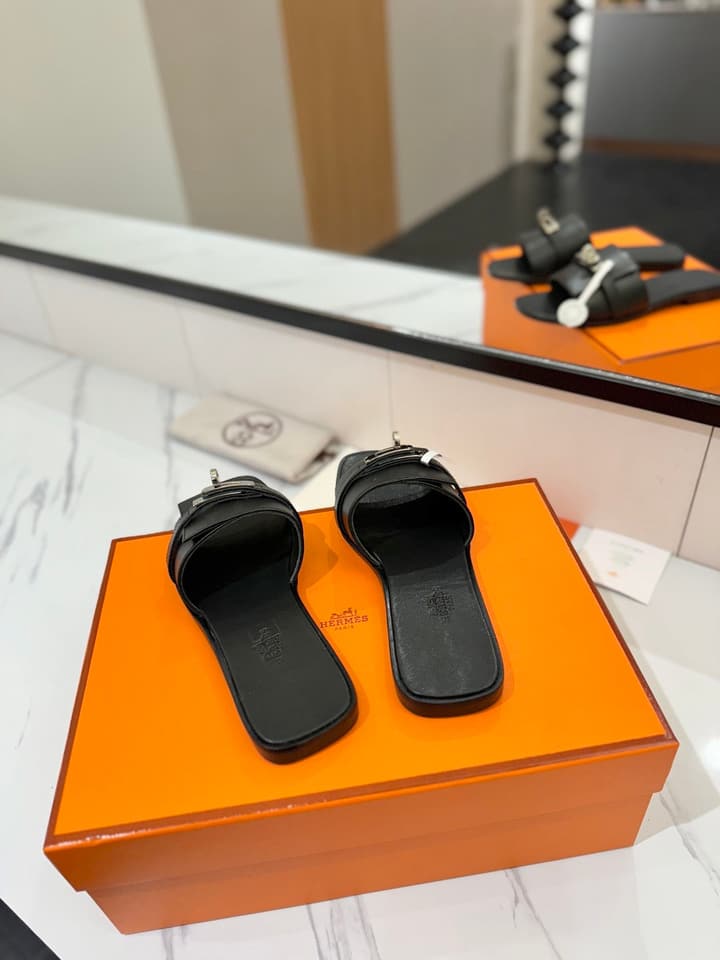 Hermès Classic Timeless Leather Sandals in Black