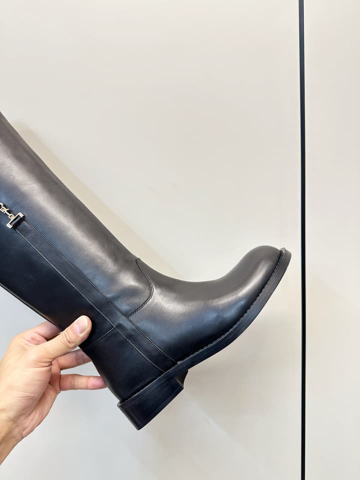 Dior Chain-Embellished Leather Riding Boots – 26FW