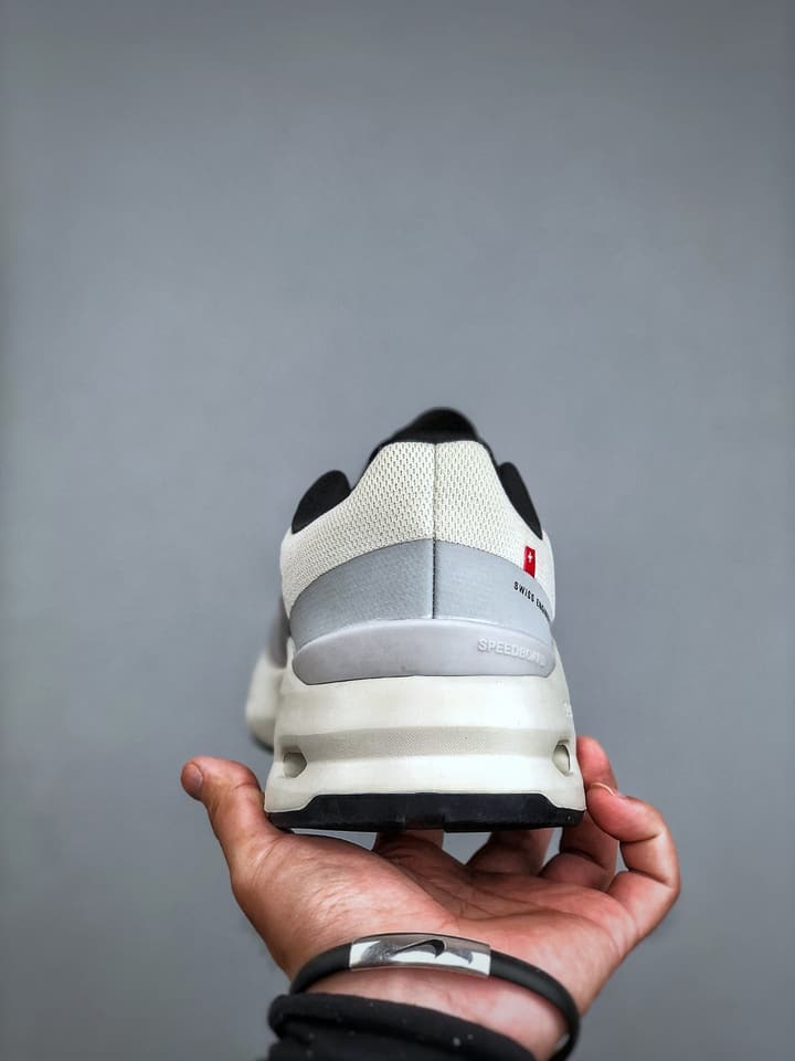 On Cloudpulse Lightweight Running Shoes