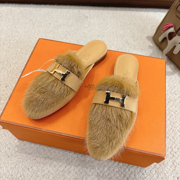 Hermès Mink Suede Loafers & Mules – Autumn/Winter Collection in Black Fur With Gold H