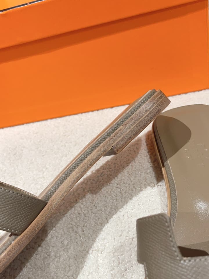 Hermès Oasis H Flat Sandals in Taupe Strap