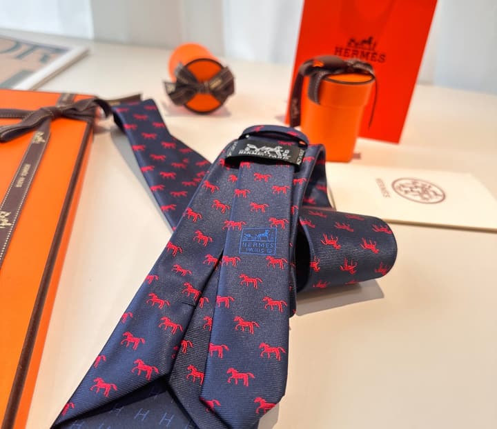 Hermès Animal Series Men's Silk Tie in Blue With Pink Pattern